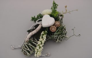 Kříž dušičkový s bílým srdcem