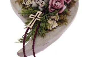 DEKORACE – SMUTEČNÍ FLORISTIKA Srdce – beton. miska – růže, křížek, 25 cm