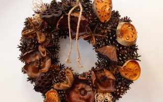 Přírodní věneček ze šišek pr. 50 cm