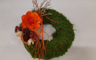 Mechový věnec s přízdobou č. 2