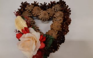 Přírodní srdce ze šišek č. 1