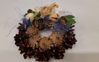 Přírodní věneček ze šišek č. 6