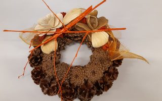 Přírodní věneček ze šišek č. 3