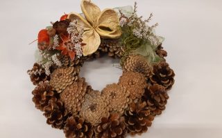 Přírodní věneček ze šišek č. 2