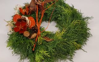 Zelený věnec s přízdobou č. 24