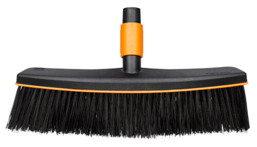 Koště QuikFit™ na terasy - 1001416 - Fiskars - Obrázek 1